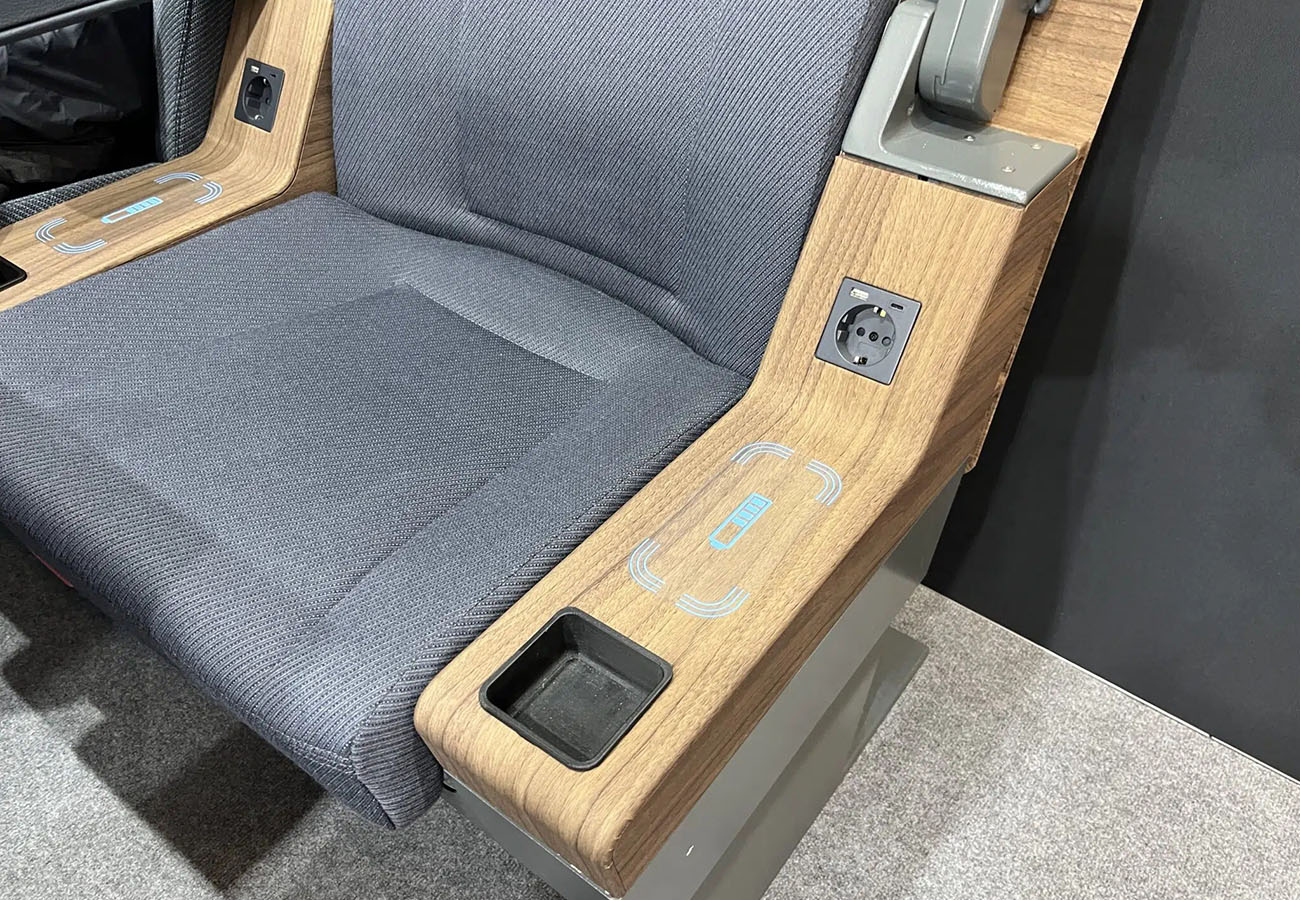 Recaro präsentiert Zugsitze mit integriertem Qi-Ladebereich für Smartphones